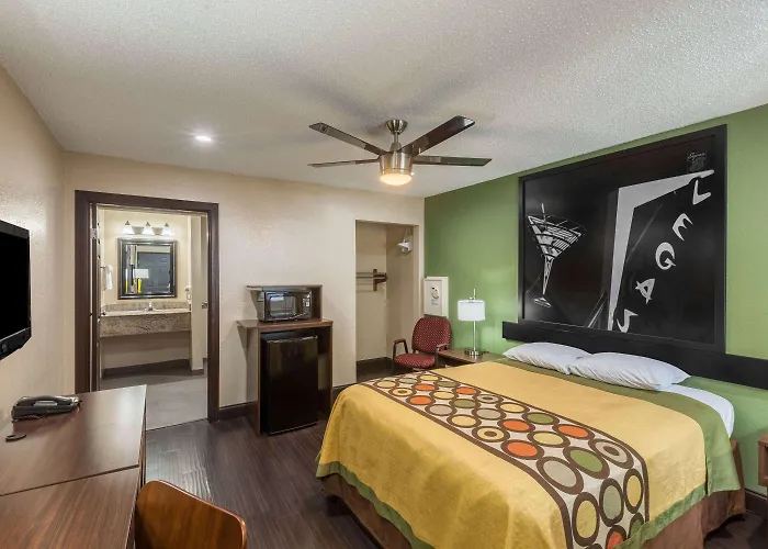 Super 8 By Wyndham Austin University/Downtown Area