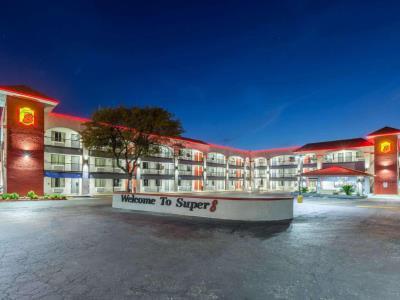 Super 8 By Wyndham University/downtown Area Motel